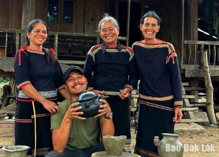Những chàng trai M’nông  
 kể chuyện buôn làng