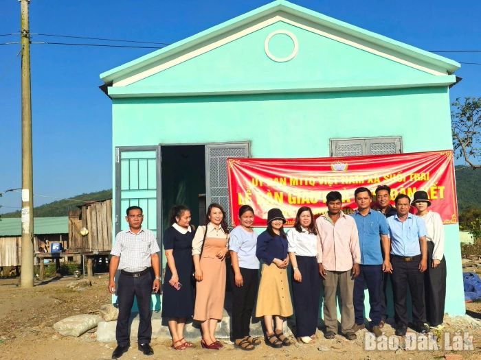 Bàn giao 2 nhà Đại đoàn kết cho hộ khó khăn xã Suối Trai