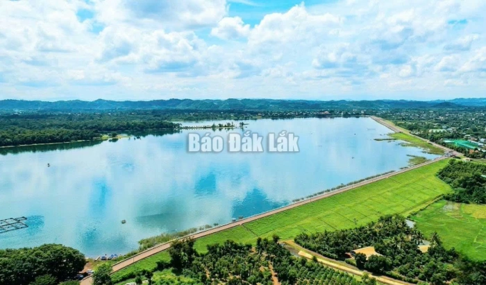 Mùa hến ở hồ Ea Kao