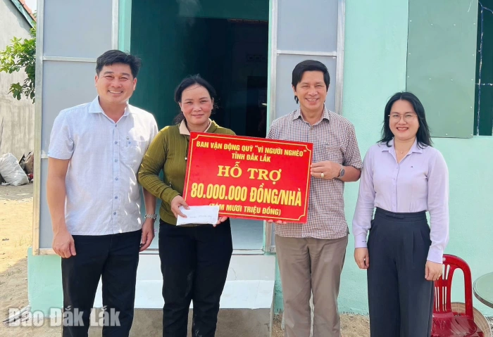 Bàn giao nhà Đại đoàn kết cho hộ nghèo tại xã Sơn Hòa