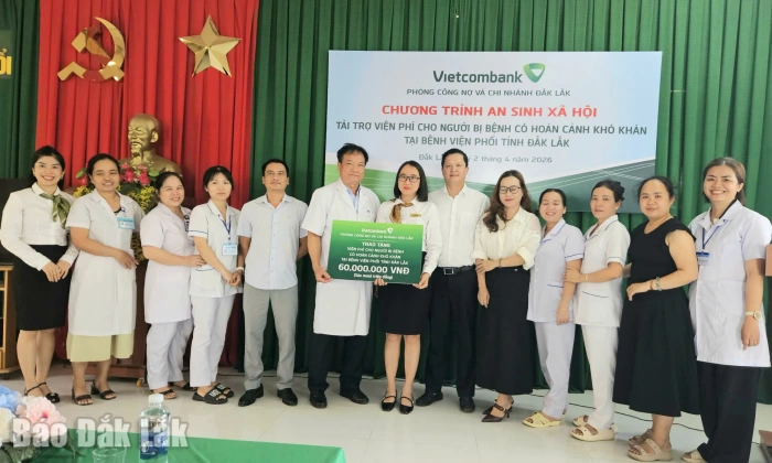 Vietcombank hỗ trợ viện phí cho bệnh nhân có hoàn cảnh khó khăn