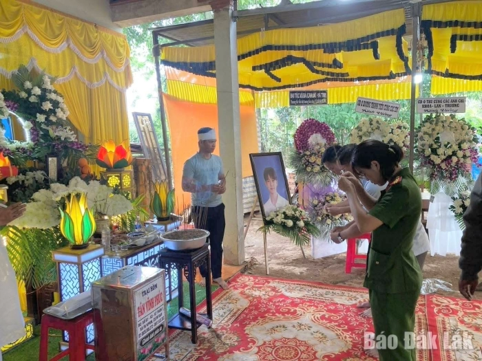 Lãnh đạo xã Cư Pơng thăm hỏi gia đình nạn nhân tử vong do tai nạn giao thông