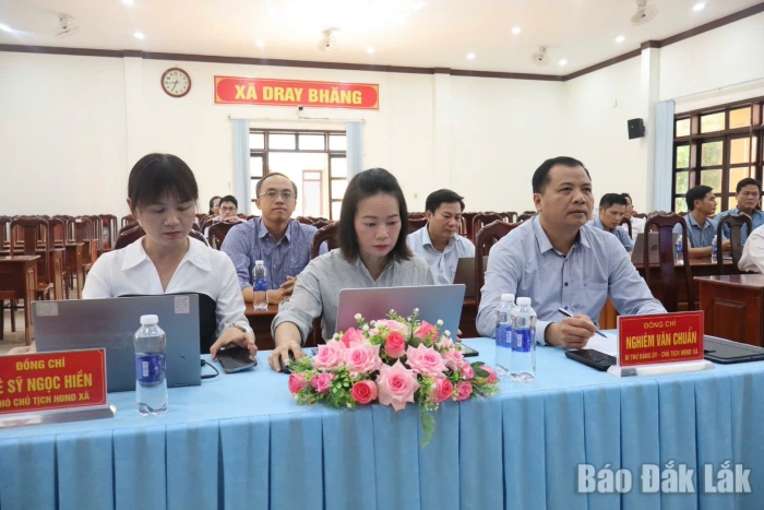 Xã Dray Bhăng tổ chức tập huấn chuyển đổi số cho cán bộ, công chức, người lao động