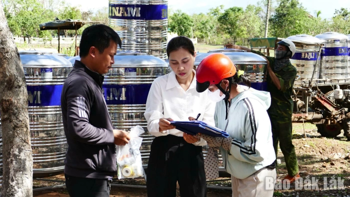 Xã biên giới Buôn Đôn cấp 41 bồn chứa nước cho hộ nghèo