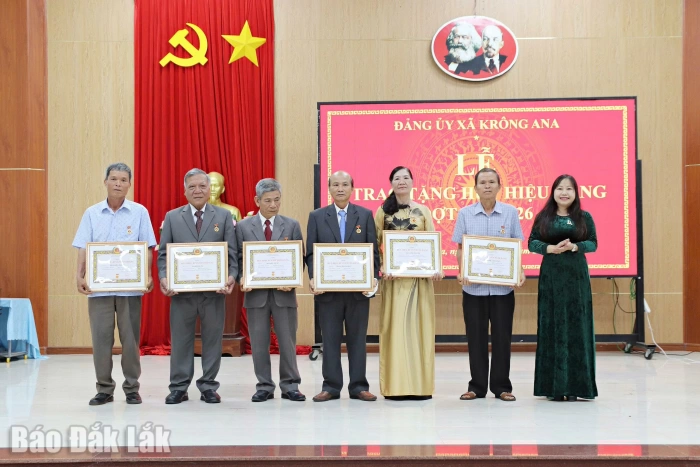 Trao tặng Huy hiệu Đảng cho 17 đảng viên xã Krông Ana