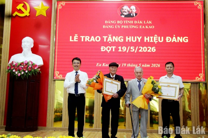 Phường Ea Kao trao tặng Huy hiệu Đảng cho 33 đảng viên đợt 19/5