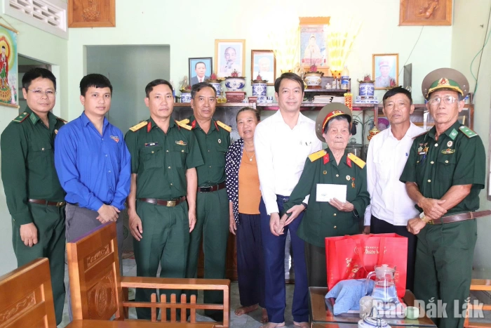 Lãnh đạo xã Krông Ana thăm, tặng quà cựu chiến binh tham gia kháng chiến chống Pháp