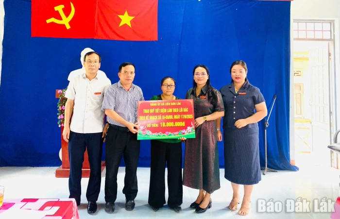 Đảng ủy xã Liên Sơn Lắk trao Quỹ “Tiết kiệm làm theo lời Bác” cho đảng viên có hoàn cảnh khó khăn
