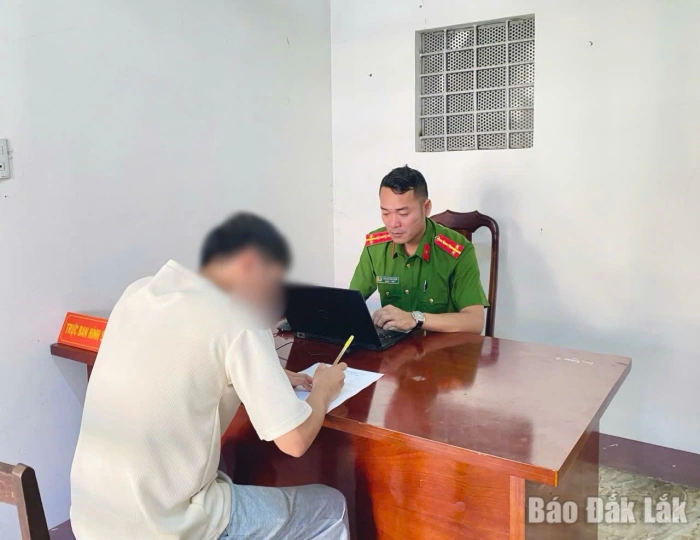 Lập biên bản người đàn ông vứt rác xuống suối