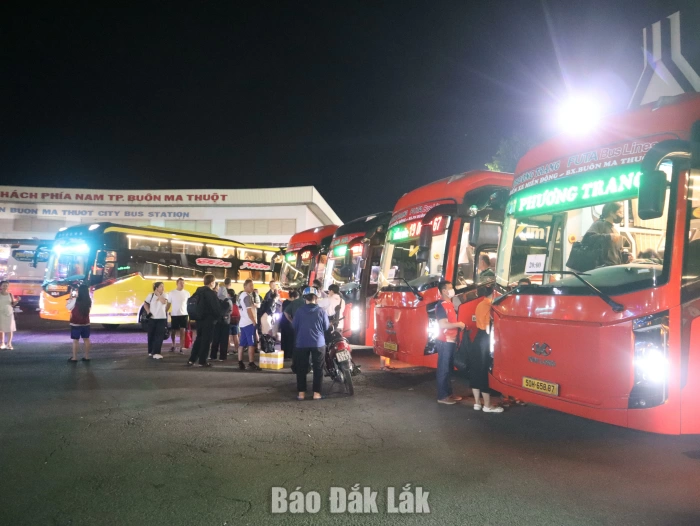 Các bến xe tấp nập cuối ngày nghỉ lễ