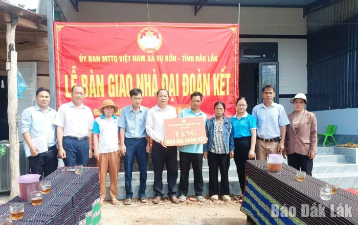 Xã Vụ Bổn bàn giao 2 nhà Đại đoàn kết cho người dân