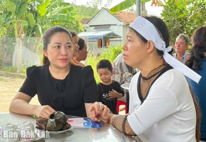 Phó Chủ tịch HĐND tỉnh thăm gia đình 4 học sinh đuối nước ở Hòa Mỹ