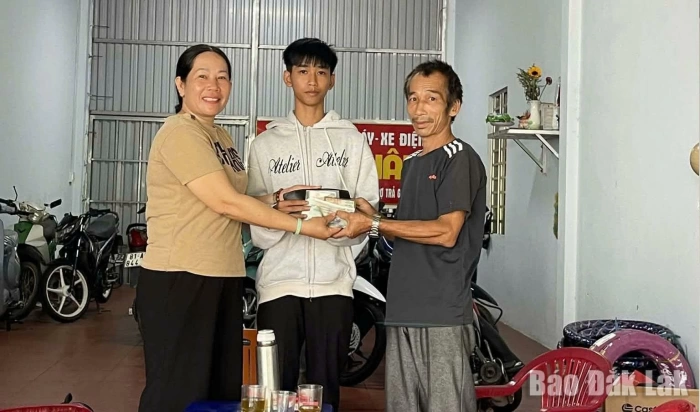 Nhặt được hơn 17 triệu đồng, nam sinh tìm người trả lại