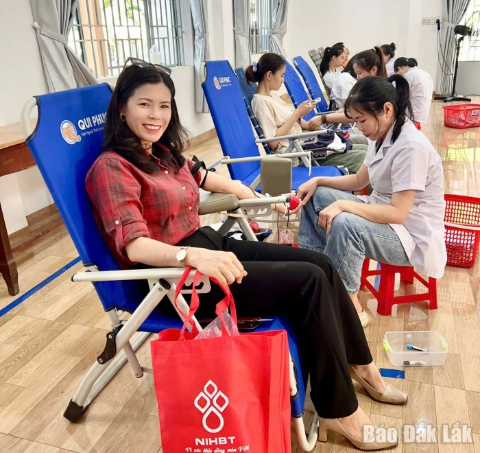 Ngành Giáo dục tổ chức chương trình “Giọt hồng từ bục giảng”