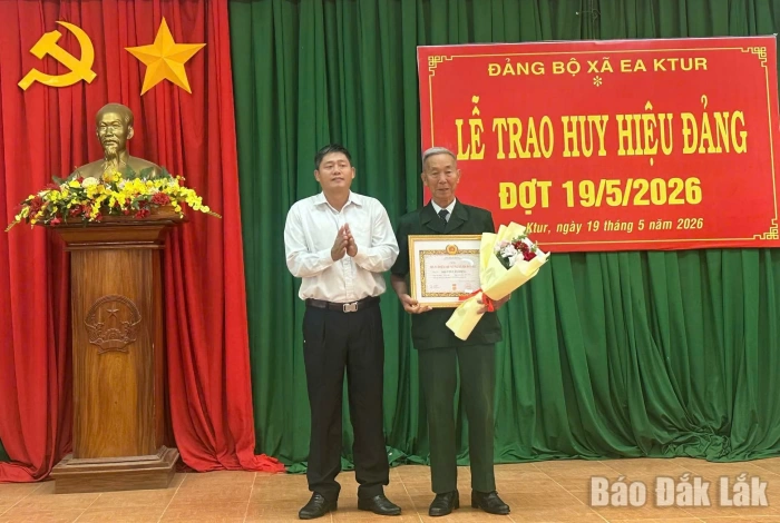 Đảng ủy xã Ea Ktur trao tặng Huy hiệu Đảng đợt 19/5