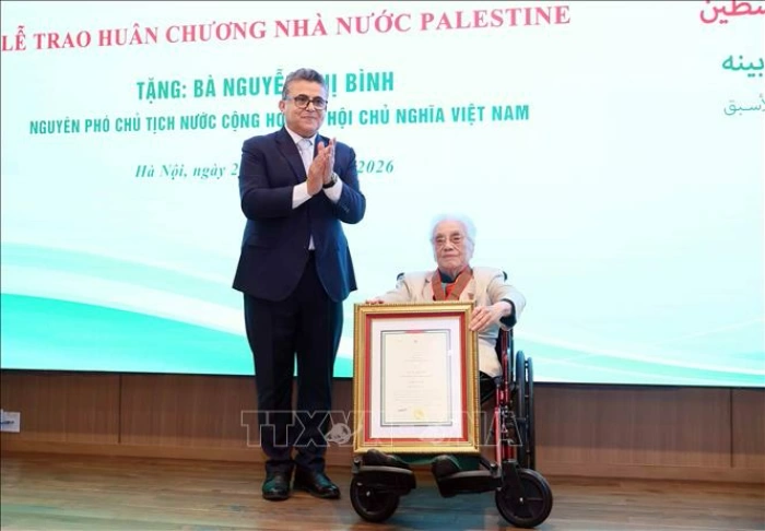 Nguyên Phó Chủ tịch nước Nguyễn Thị Bình nhận Huân chương Ngôi sao Công trạng