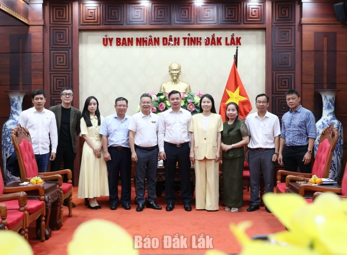 Chủ tịch UBND tỉnh Đỗ Hữu Huy làm việc với VTV8 về công tác truyền thông