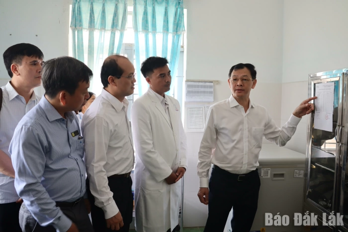 Giám sát chặt người về từ vùng có dịch Ê-bô-la