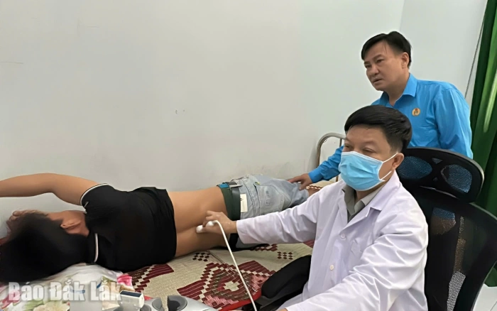 Khám bệnh, cấp thuốc miễn phí cho đoàn viên, người lao động khó khăn