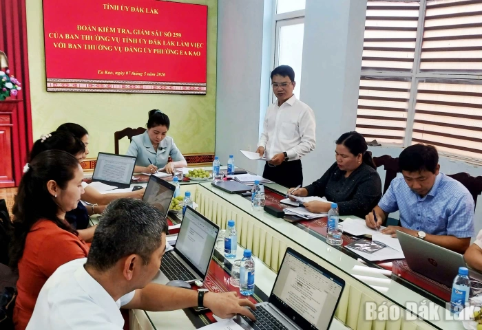 Đoàn kiểm tra, giám sát số 259 làm việc với Ban Thường vụ Đảng ủy phường Ea Kao