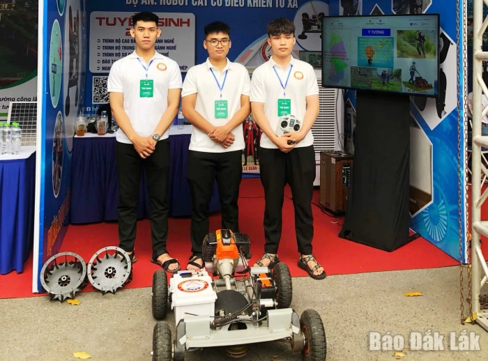 Sinh viên chế tạo robot cắt cỏ điều khiển từ xa