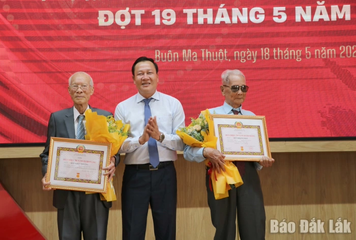 Phường Buôn Ma Thuột trao tặng Huy hiệu Đảng cho 84 đảng viên đợt 19/5
