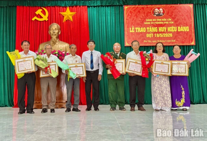Trao tặng Huy hiệu Đảng đợt 19/5 cho 25 đảng viên phường Phú Yên