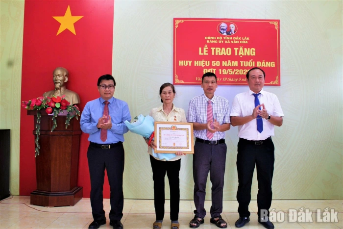 Đảng ủy xã Vân Hòa trao Huy hiệu 50 năm tuổi Đảng cho đảng viên
