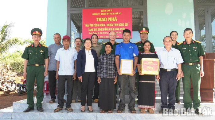 Công ty Cà phê 15 trao nhà ở cho công nhân khó khăn
