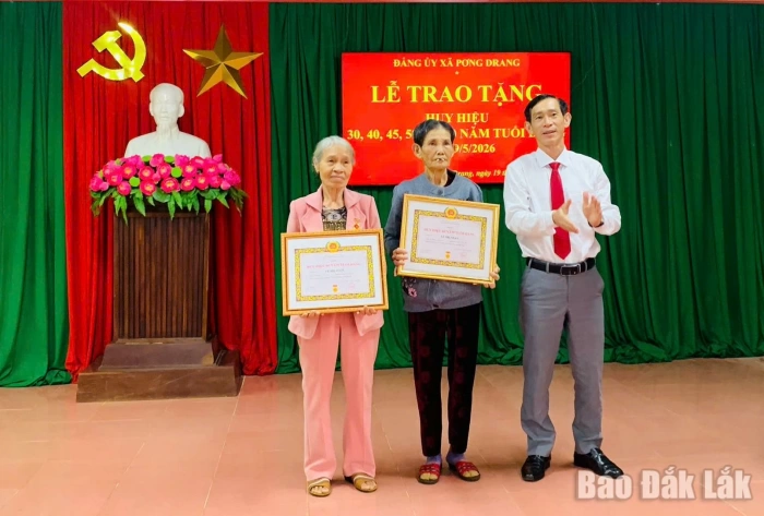 Xã Pơng Drang, Krông Búk trao Huy hiệu Đảng cho đảng viên