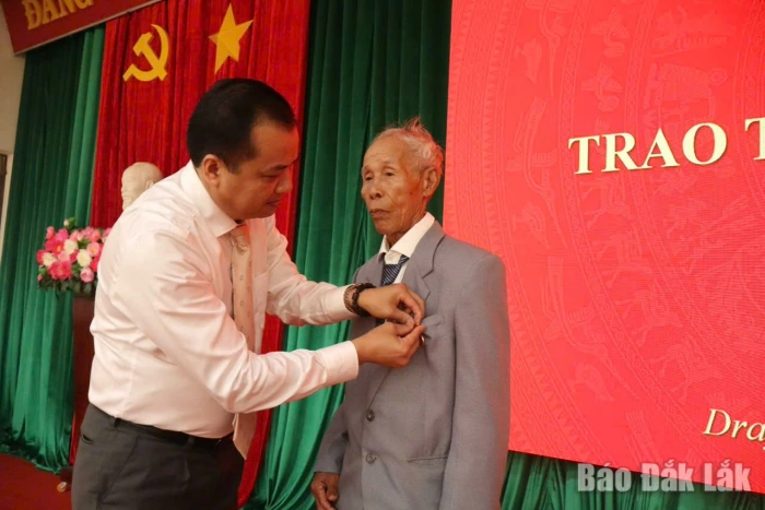 Xã Dray Bhăng trao Huy hiệu Đảng cho 11 đảng viên đợt 19/5
