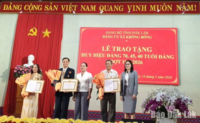 Đảng ủy xã Krông Bông trao tặng Huy hiệu Đảng đợt 19/5