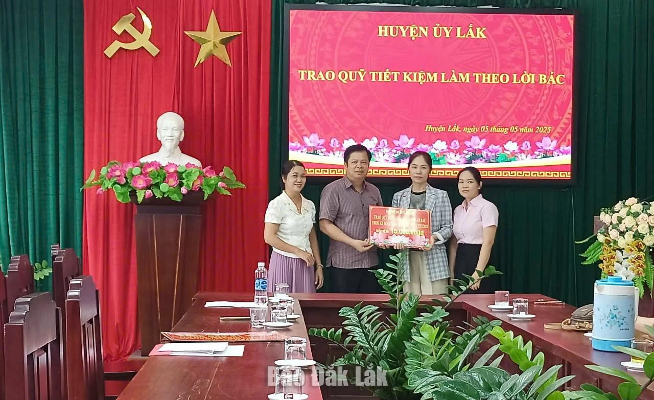 Huyện ủy Lắk trao Quỹ tiết kiệm làm theo lời Bác cho 7 trường hợp khó khăn và mắc bệnh hiểm nghèo