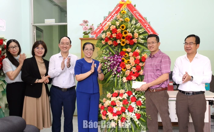 Phó Bí thư Tỉnh ủy Huỳnh Thị Chiến Hòa chúc mừng các cơ quan báo chí