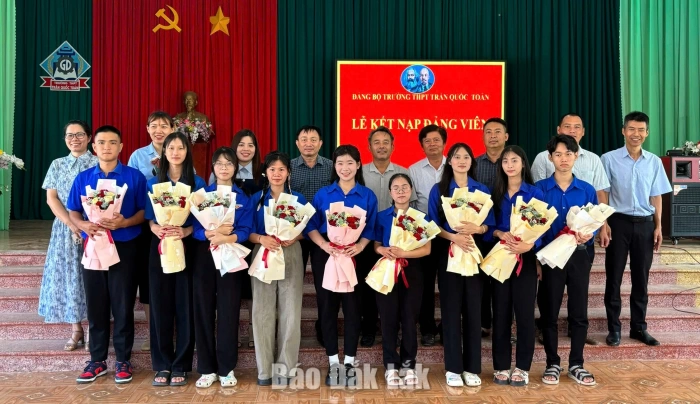  Đảng bộ Trường THPT Trần Quốc Toản (xã Ea Knốp) kết nạp 10 đảng viên mới là học sinh