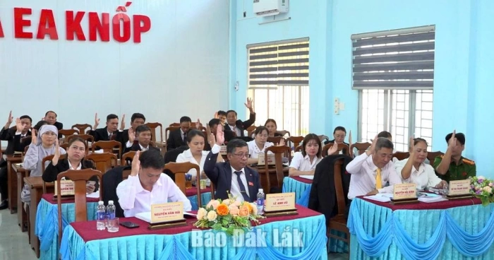 Kỳ họp thứ Hai HĐND xã Ea Knốp thông qua 7 nghị quyết