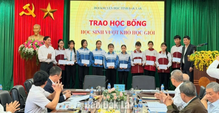 Hội Khuyến học Ðắk Lắk: Gắn công tác khuyến học, khuyến tài
với mục tiêu phát triển con người