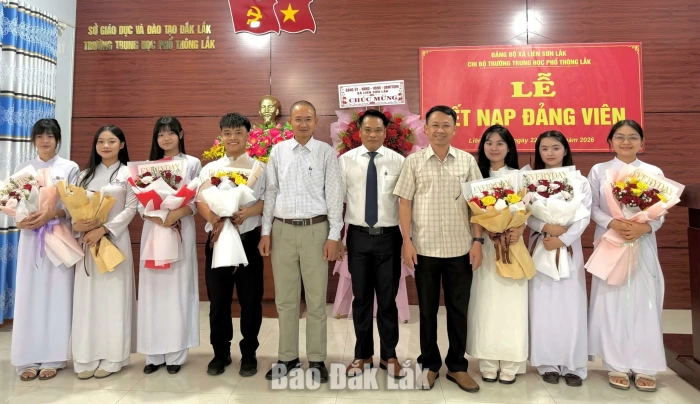 Chi bộ Trường THPT Lắk vượt chỉ tiêu phát triển đảng viên