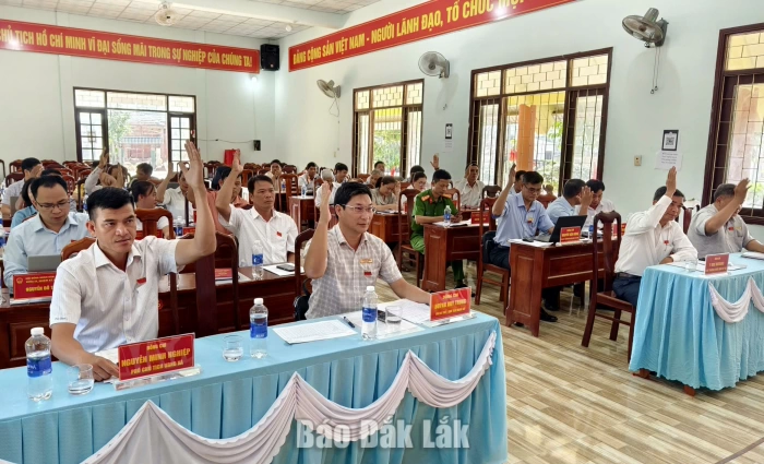 HĐND xã Cư Pui thông qua nghị quyết sắp xếp, tổ chức lại thôn, buôn