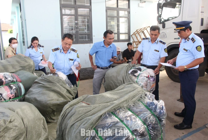 Tiêu hủy 11.000 kg quần áo đã qua sử dụng