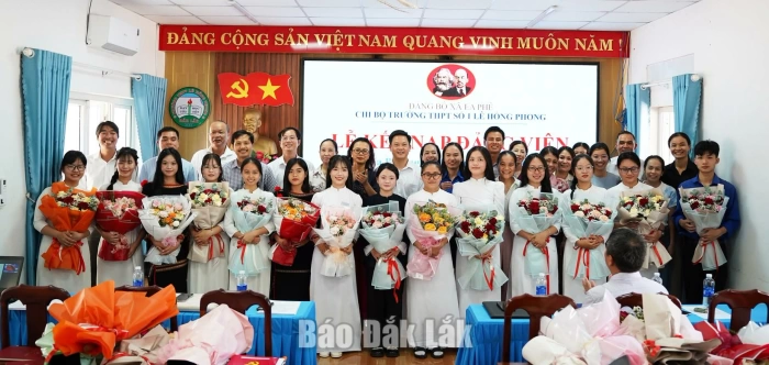 Trường THPT số 1 Lê Hồng Phong kết nạp 14 đảng viên