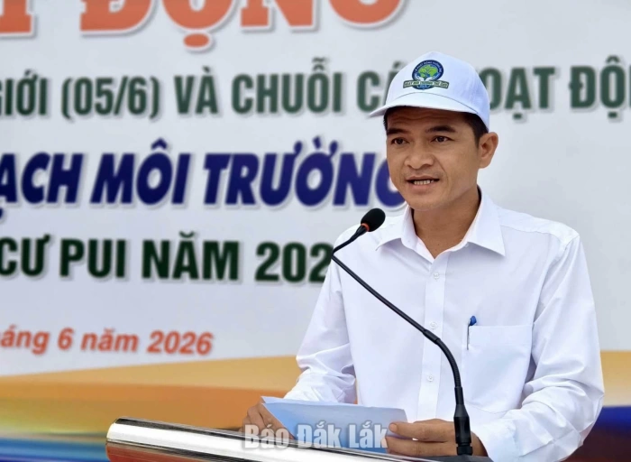 Cư Pui ra quân vì môi trường xanh