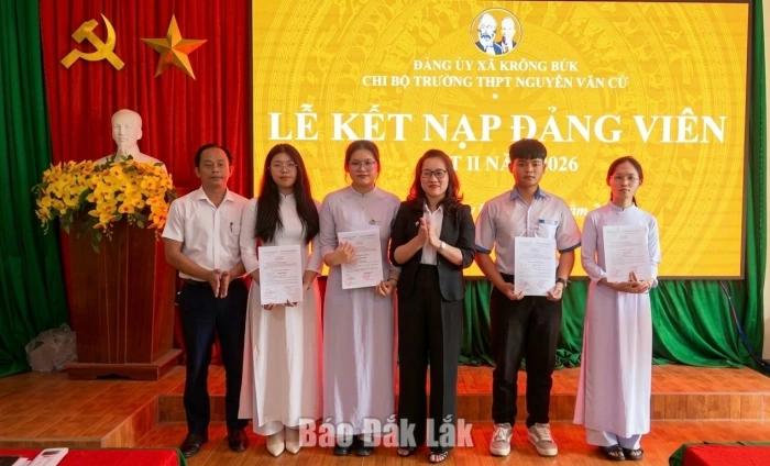 Chi bộ Trường THPT Nguyễn Văn Cừ kết nạp 4 học sinh vào Đảng