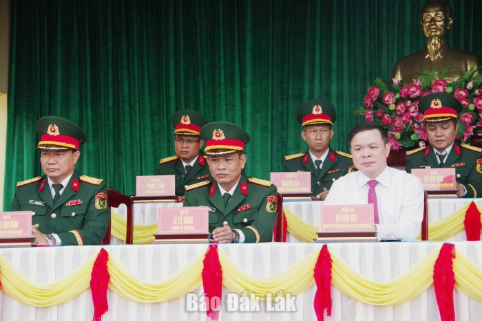 Chủ tịch UBND tỉnh Đỗ Hữu Huy dự Lễ tuyên thệ chiến sĩ mới tại Trung đoàn 95