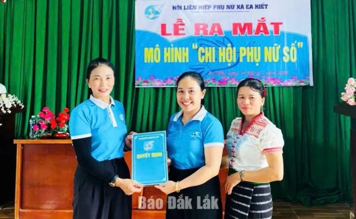 Phụ nữ xã Ea Kiết ra mắt mô hình “Chi hội phụ nữ số”