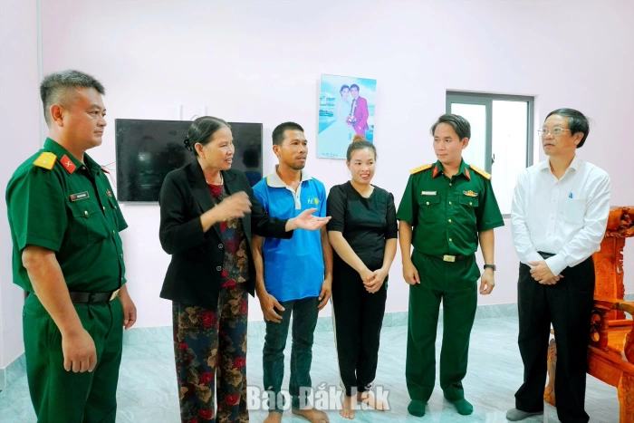 Xã Ea Kar bàn giao nhà cho con đẻ của người hoạt động kháng chiến
