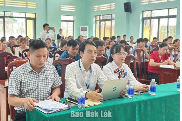 Tập huấn về chuyển đổi số, AI cho cán bộ, viên chức, Tổ công nghệ số cộng đồng xã Ea M'Droh