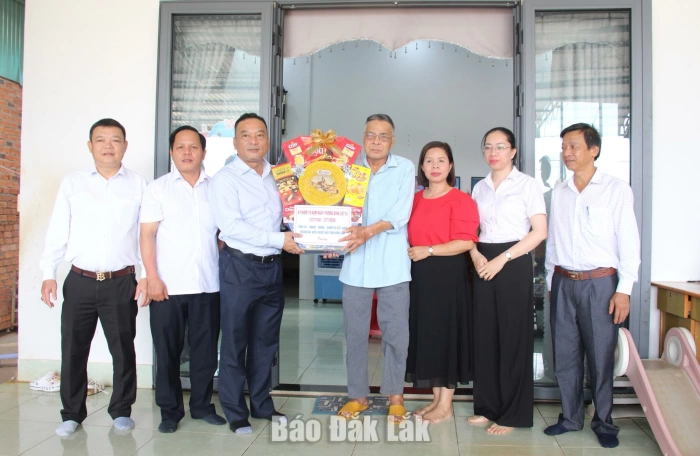 Phó Bí thư Tỉnh ủy, Chủ tịch Ủy ban MTTQ Việt Nam tỉnh Y Giang Gry Niê Knơng thăm, tặng quà gia đình chính sách