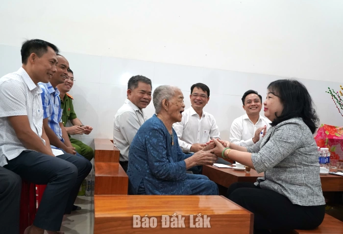 Đồng chí Cao Thị Hòa An thăm, tặng quà người có công với cách mạng tiêu biểu