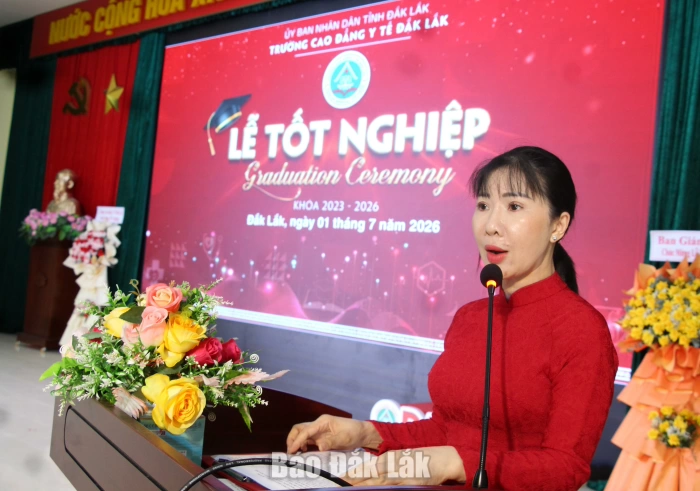 Trao bằng tốt nghiệp cho 150 cử nhân khối ngành sức khỏe